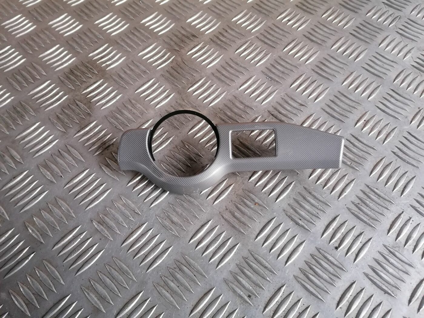 Mērinstrumentu paneļa dekoratīvā uzlika priekš SKODA OCTAVIA 2012 2 Mērinstrumentu paneļa dekoratīvā uzlika priekš SKODA OCTAVIA 2012