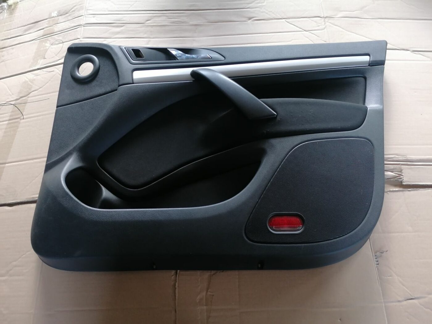 Priekšējo labo durvju apdare priekš SKODA OCTAVIA 2012 1 Priekšējo labo durvju apdare priekš SKODA OCTAVIA 2012