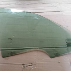 Priekšējo labo durvju stikls priekš SKODA OCTAVIA 2012