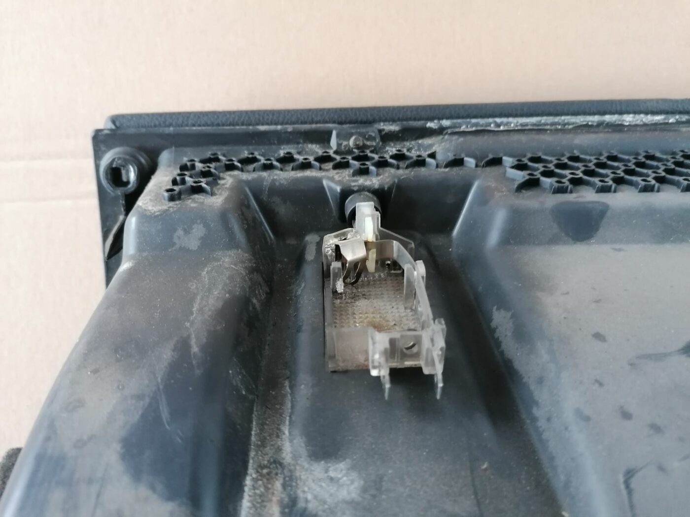 Mantu glabāšanas nodalījums pasažiera pusē priekš OPEL ZAFIRA 2002 3 Mantu glabāšanas nodalījums pasažiera pusē priekš OPEL ZAFIRA 2002