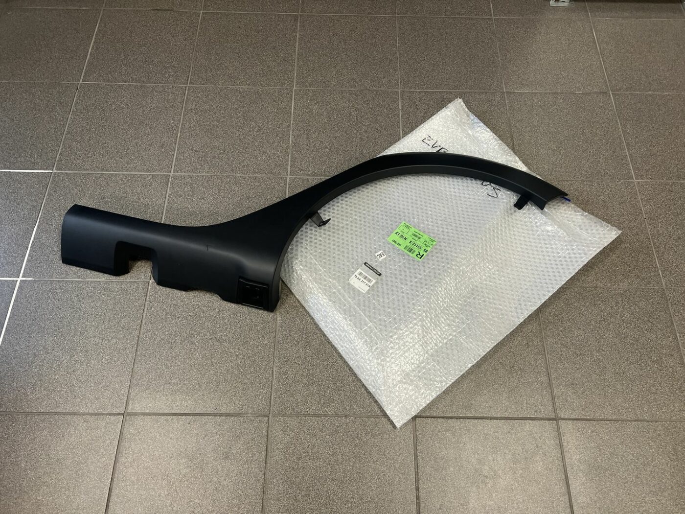 Priekšēja spārna uzlika/moldings priekš DACIA SANDERO/RENAULT 2017 2 Priekšēja spārna uzlika/moldings priekš DACIA SANDERO/RENAULT 2017