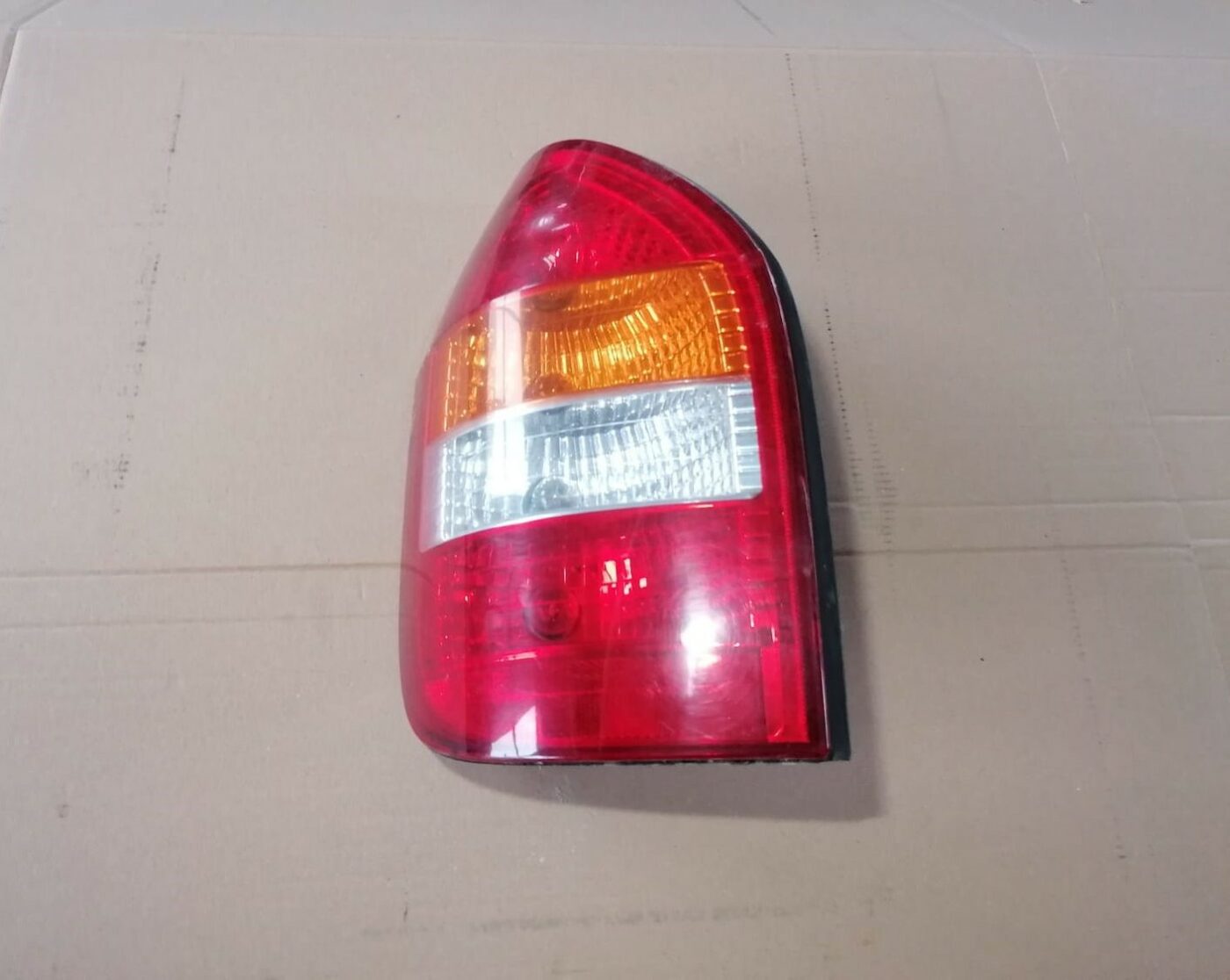 Aizmugurējais kreisais lukturis priekš OPEL ZAFIRA 2002 1 Aizmugurējais kreisais lukturis priekš OPEL ZAFIRA 2002