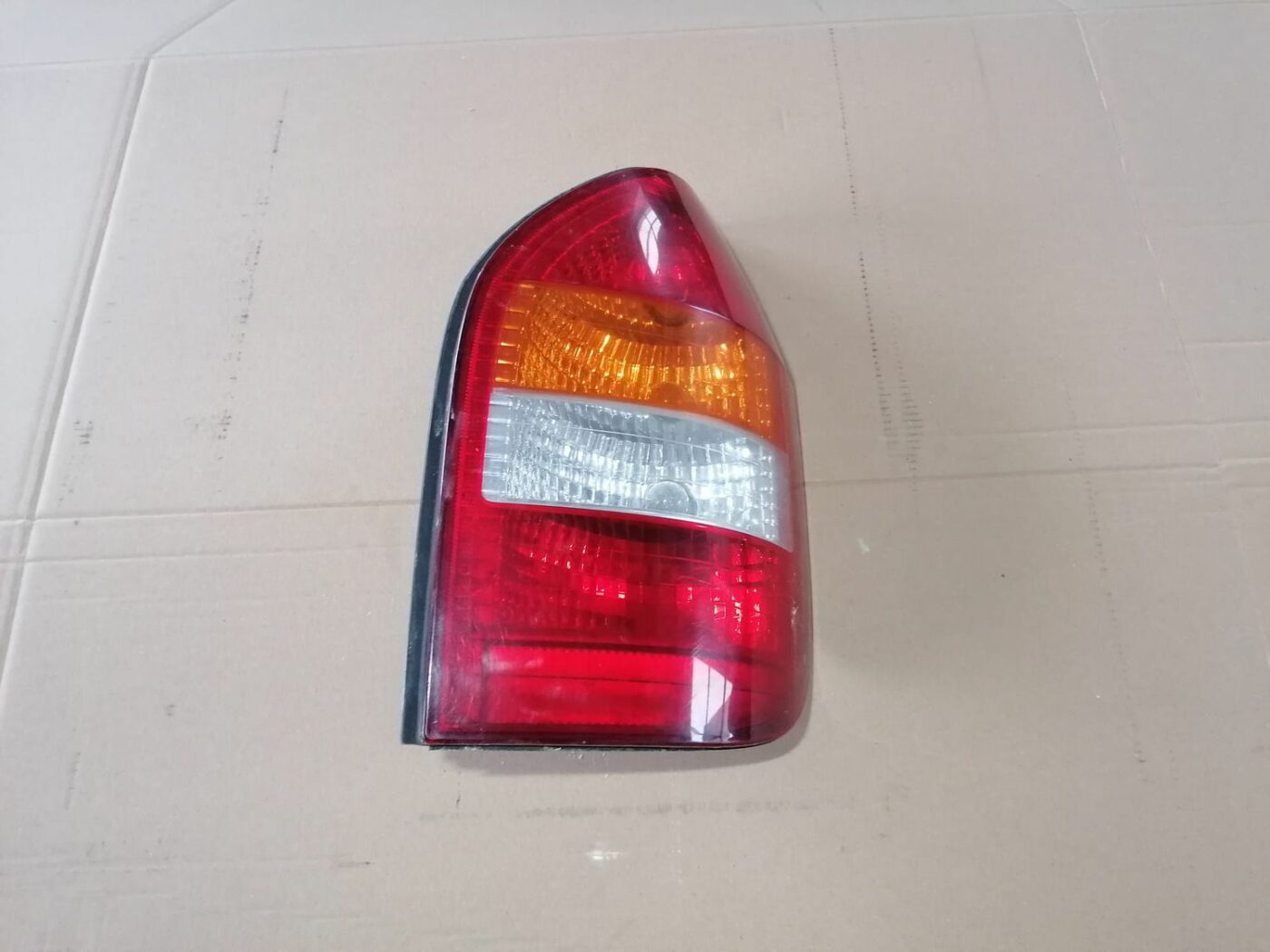 Aizmugurējais labais lukturis priekš OPEL ZAFIRA 2002 1 Aizmugurējais labais lukturis priekš OPEL ZAFIRA 2002