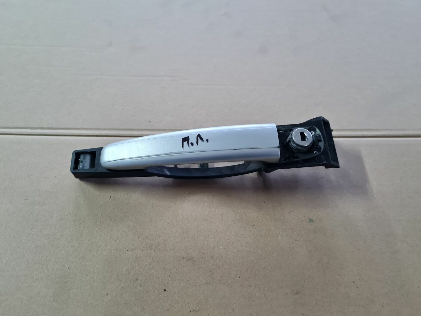 Priekšējāis kreisais durvju rokturis priekš PEUGEOT 307 2003 1 Priekšējāis kreisais durvju rokturis priekš PEUGEOT 307 2003