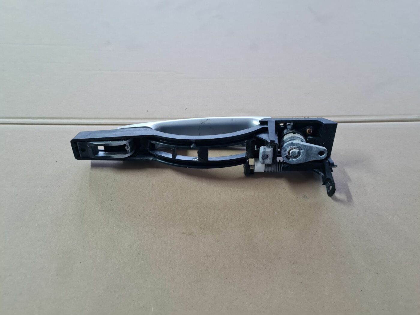 Priekšējāis kreisais durvju rokturis priekš PEUGEOT 307 2003 2 Priekšējāis kreisais durvju rokturis priekš PEUGEOT 307 2003