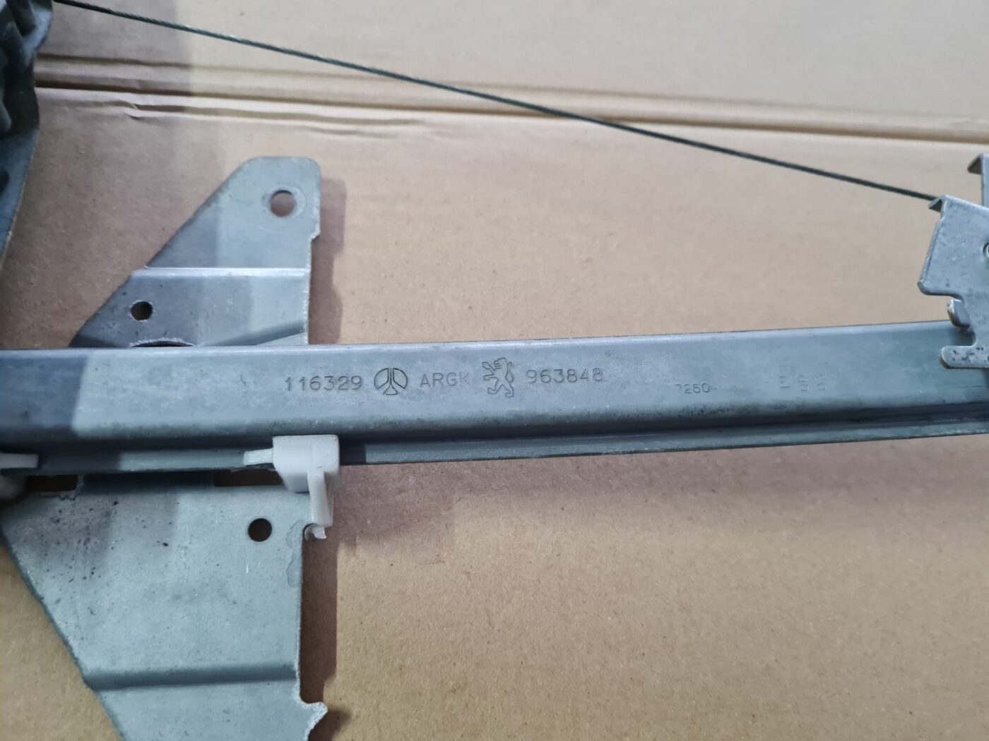 Stikla pacelšanas mehānisms aizmugurējais kreisais priekš PEUGEOT 307 2003 3 Stikla pacelšanas mehānisms aizmugurējais kreisais priekš PEUGEOT 307 2003