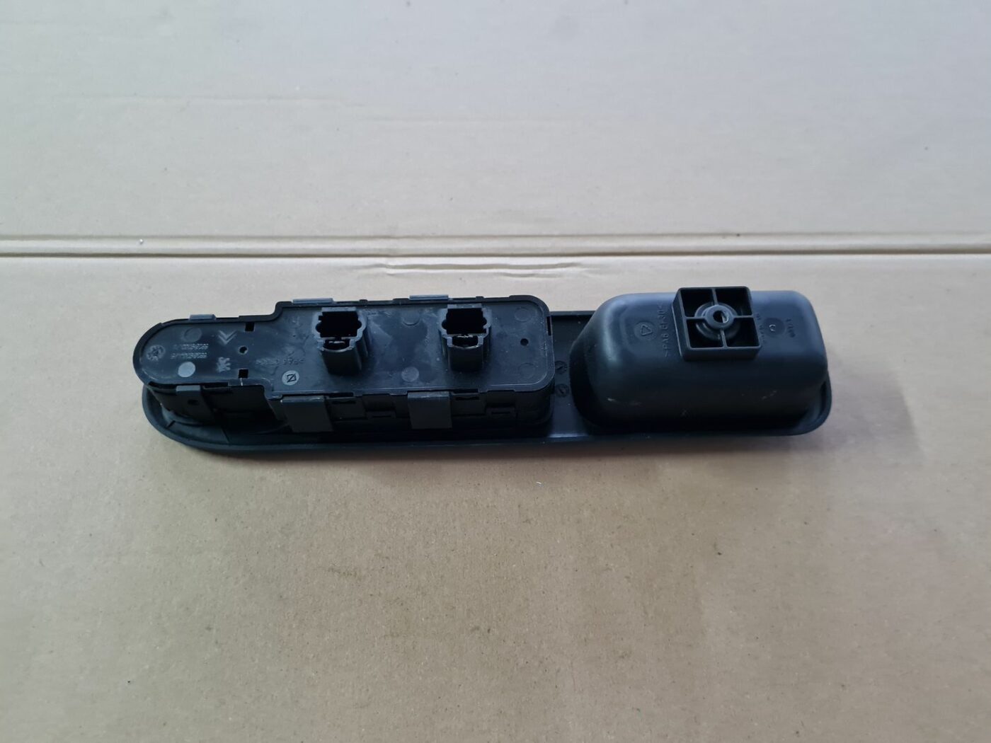 Šofera durvju slēdža pogas priekš PEUGEOT 307 2003 2 Šofera durvju slēdža pogas priekš PEUGEOT 307 2003