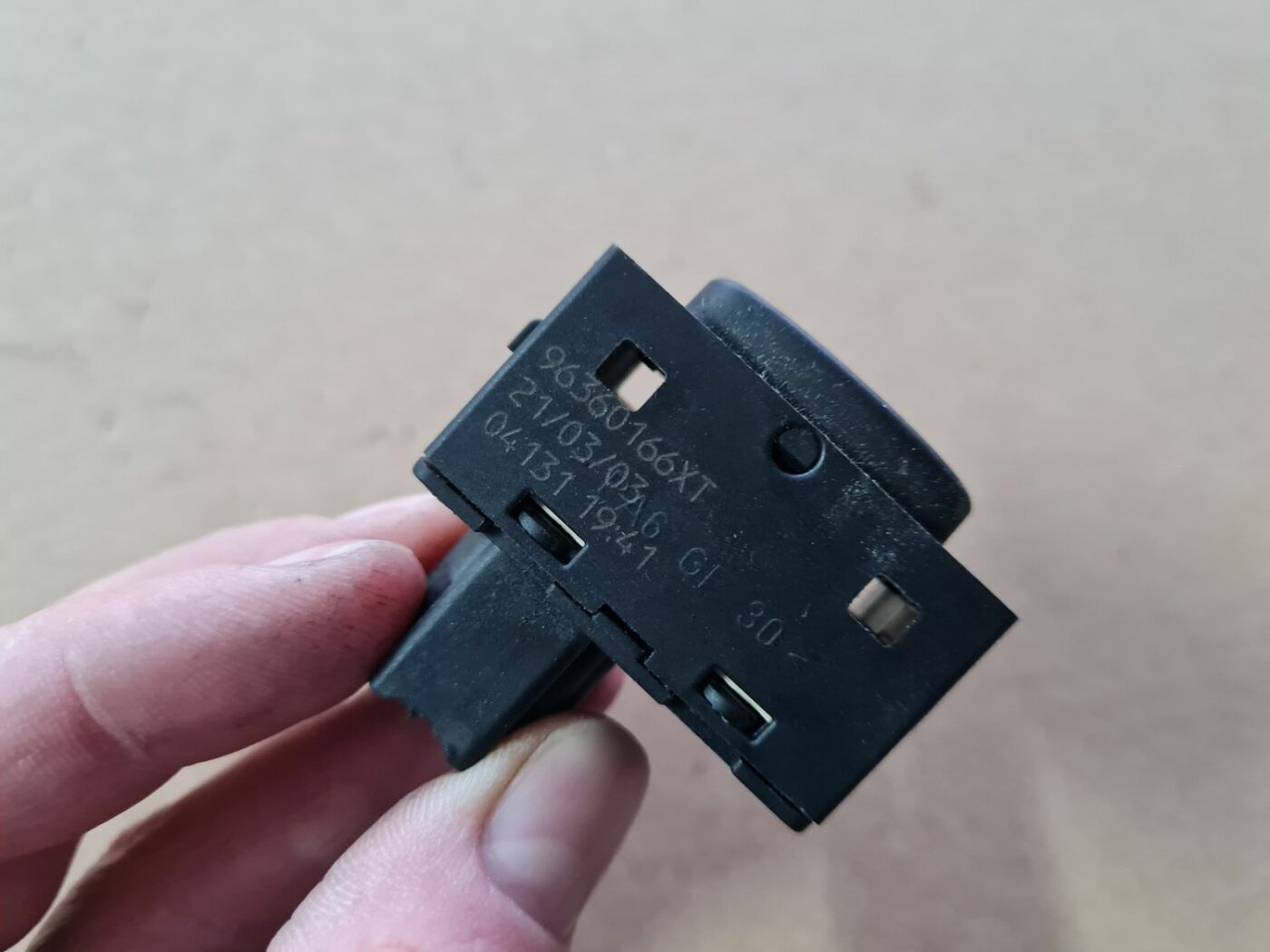 Stikla pacelšanas poga priekš PEUGEOT 307 2003 2 Stikla pacelšanas poga priekš PEUGEOT 307 2003