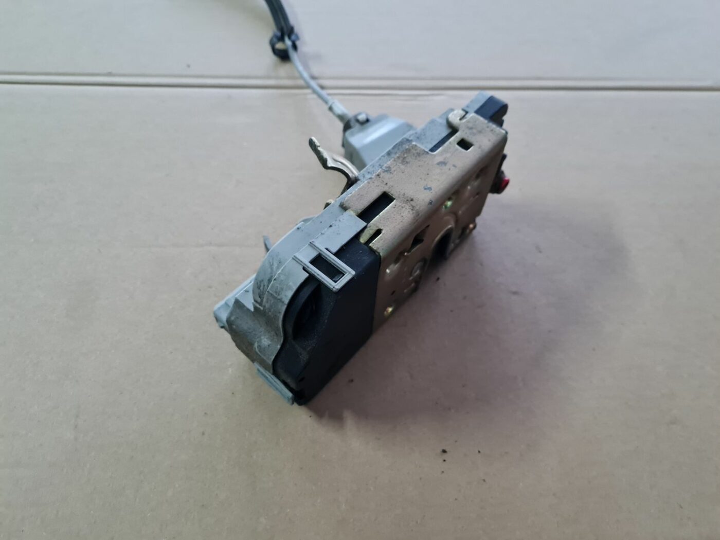 Aizmugurējo labo durvju slēdzene priekš PEUGEOT 307 2003 2 Aizmugurējo labo durvju slēdzene priekš PEUGEOT 307 2003