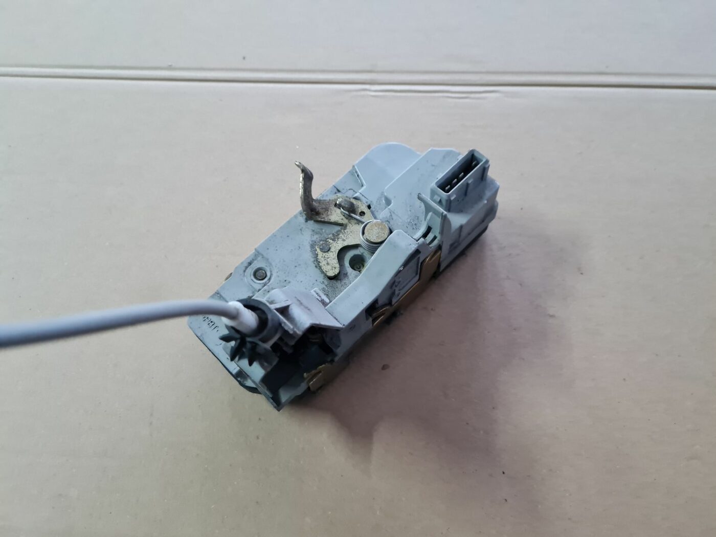 Aizmugurējo labo durvju slēdzene priekš PEUGEOT 307 2003 4 Aizmugurējo labo durvju slēdzene priekš PEUGEOT 307 2003