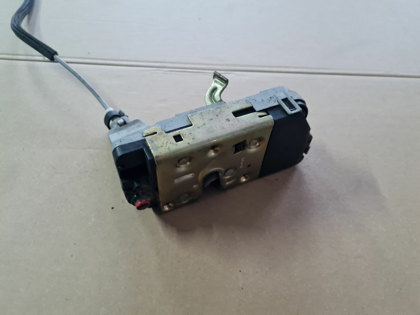 Aizmugurējo kreiso durvju slēdzene priekš PEUGEOT 307 2003 2 Aizmugurējo kreiso durvju slēdzene priekš PEUGEOT 307 2003