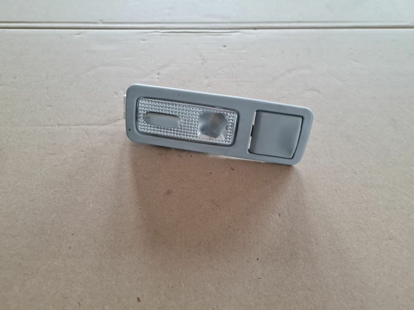 Aizmugurējo sēdvietu apgaismojums priekš PEUGEOT 307 2003 1 Aizmugurējo sēdvietu apgaismojums priekš PEUGEOT 307 2003