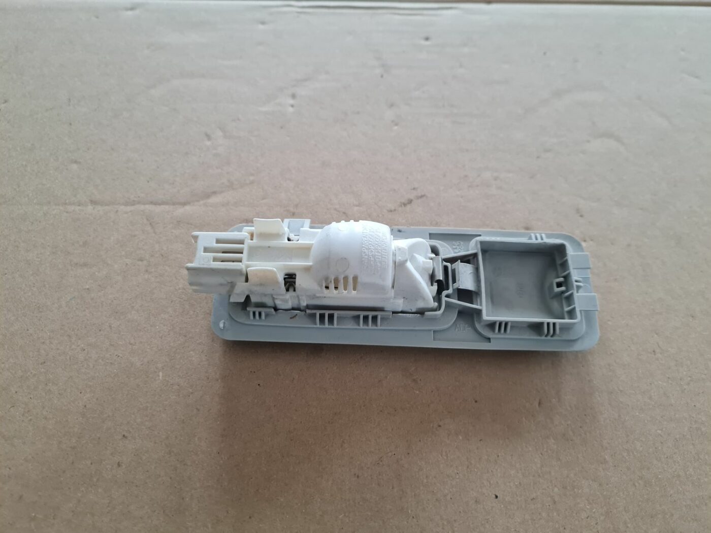 Aizmugurējo sēdvietu apgaismojums priekš PEUGEOT 307 2003 2 Aizmugurējo sēdvietu apgaismojums priekš PEUGEOT 307 2003