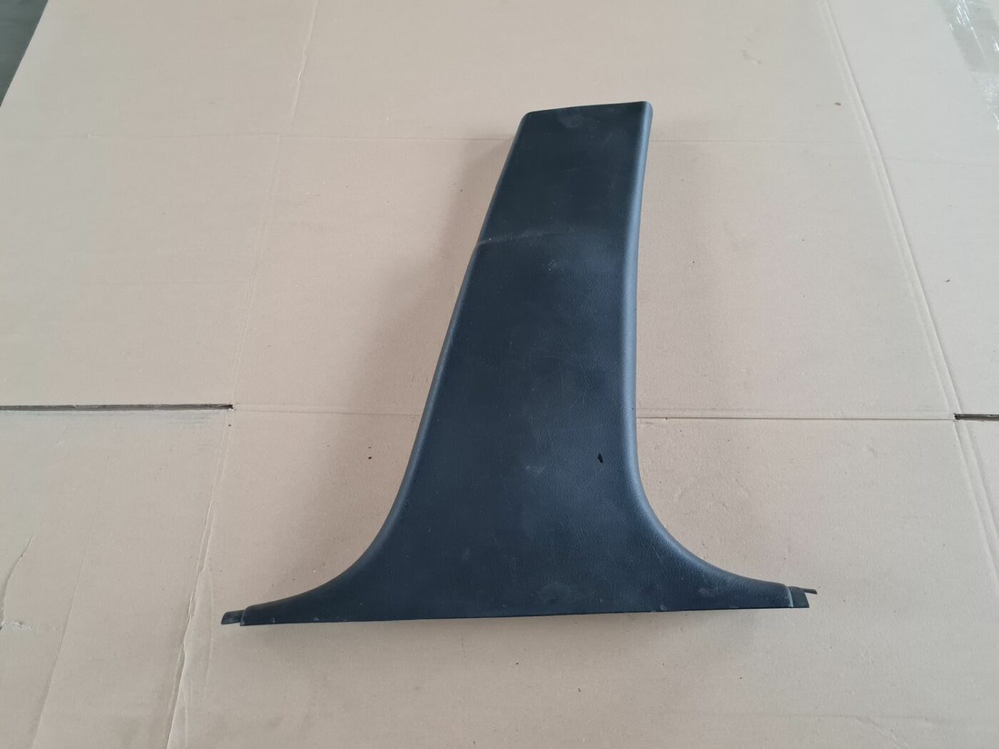 Vidējas salona statnes apdare priekš PEUGEOT 307 2003 1 Vidējas salona statnes apdare priekš PEUGEOT 307 2003