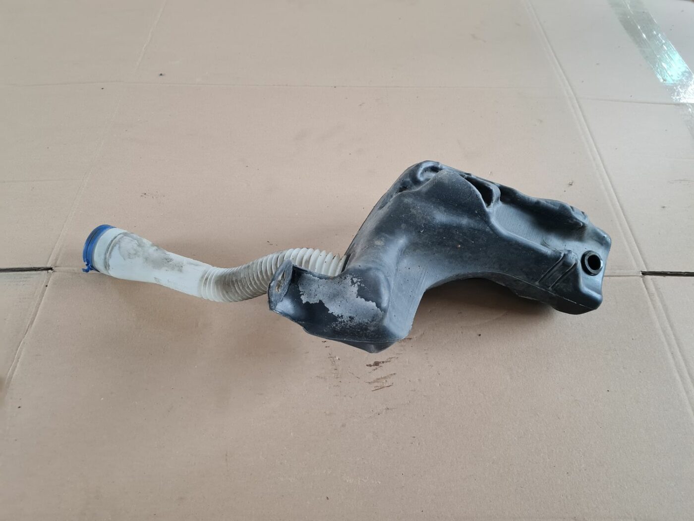 Mazgātāja šķidruma tvertne priekš PEUGEOT 307 2003 1 Mazgātāja šķidruma tvertne priekš PEUGEOT 307 2003