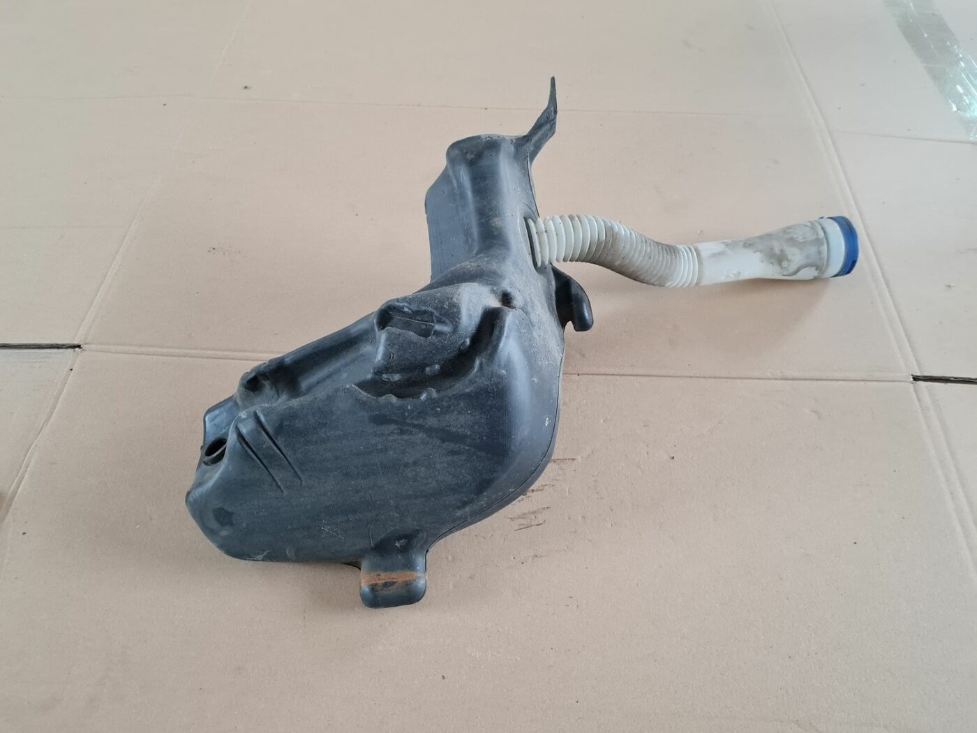 Mazgātāja šķidruma tvertne priekš PEUGEOT 307 2003 2 Mazgātāja šķidruma tvertne priekš PEUGEOT 307 2003