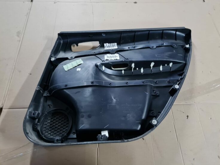 Aizmugurējo kreiso durvju apdare priekš PEUGEOT 307 2003