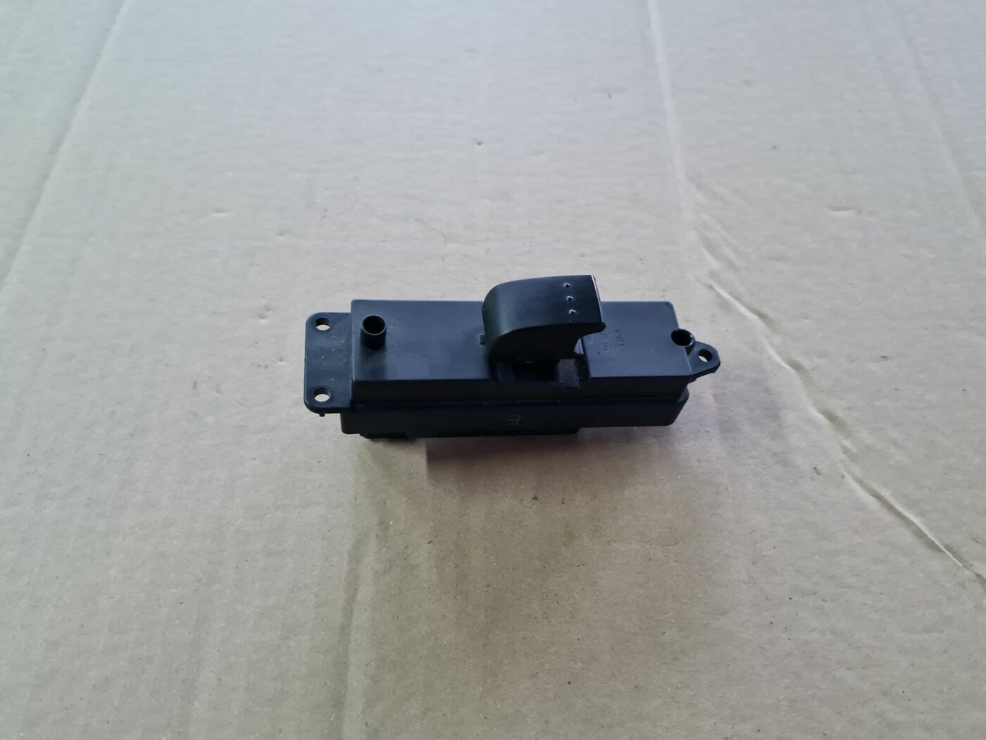 Stikla pacelšanas poga priekš MAZDA 3 2007 1 Stikla pacelšanas poga priekš MAZDA 3 2007