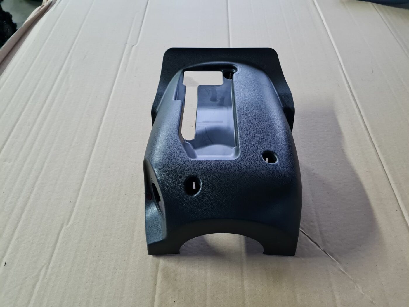 Stūres statnes putekļu aizsargs (salonā) priekš MAZDA 3 2007 1 Stūres statnes putekļu aizsargs (salonā) priekš MAZDA 3 2007