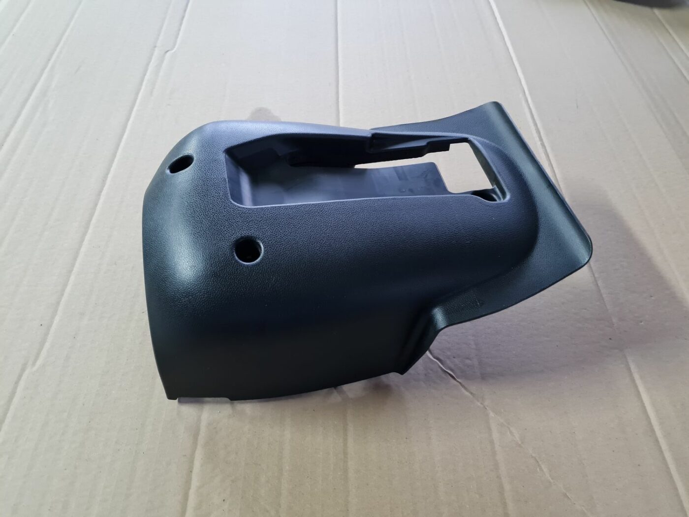 Stūres statnes putekļu aizsargs (salonā) priekš MAZDA 3 2007 2 Stūres statnes putekļu aizsargs (salonā) priekš MAZDA 3 2007