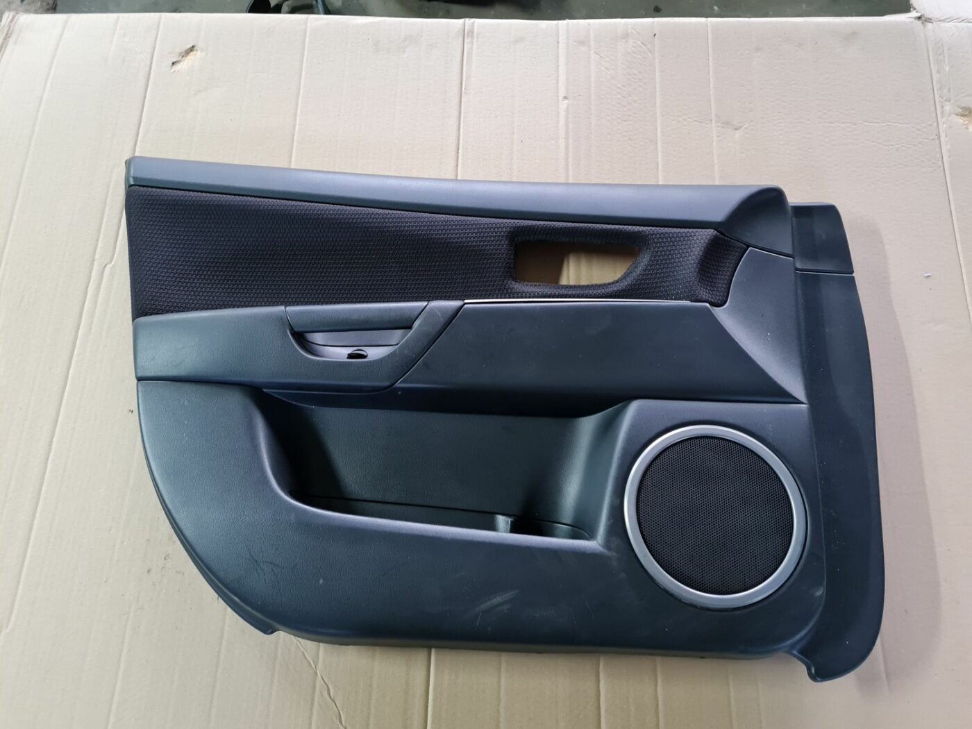 Priekšējo kreiso durvju apdare priekš MAZDA 3 2007 1 Priekšējo kreiso durvju apdare priekš MAZDA 3 2007