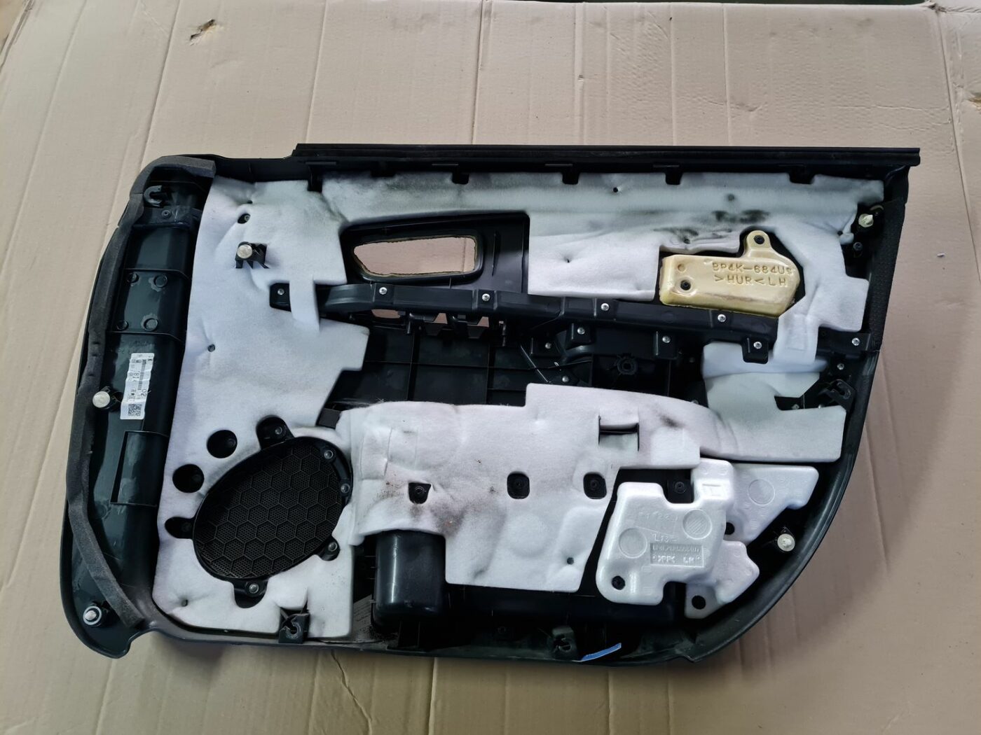 Priekšējo kreiso durvju apdare priekš MAZDA 3 2007 4 Priekšējo kreiso durvju apdare priekš MAZDA 3 2007