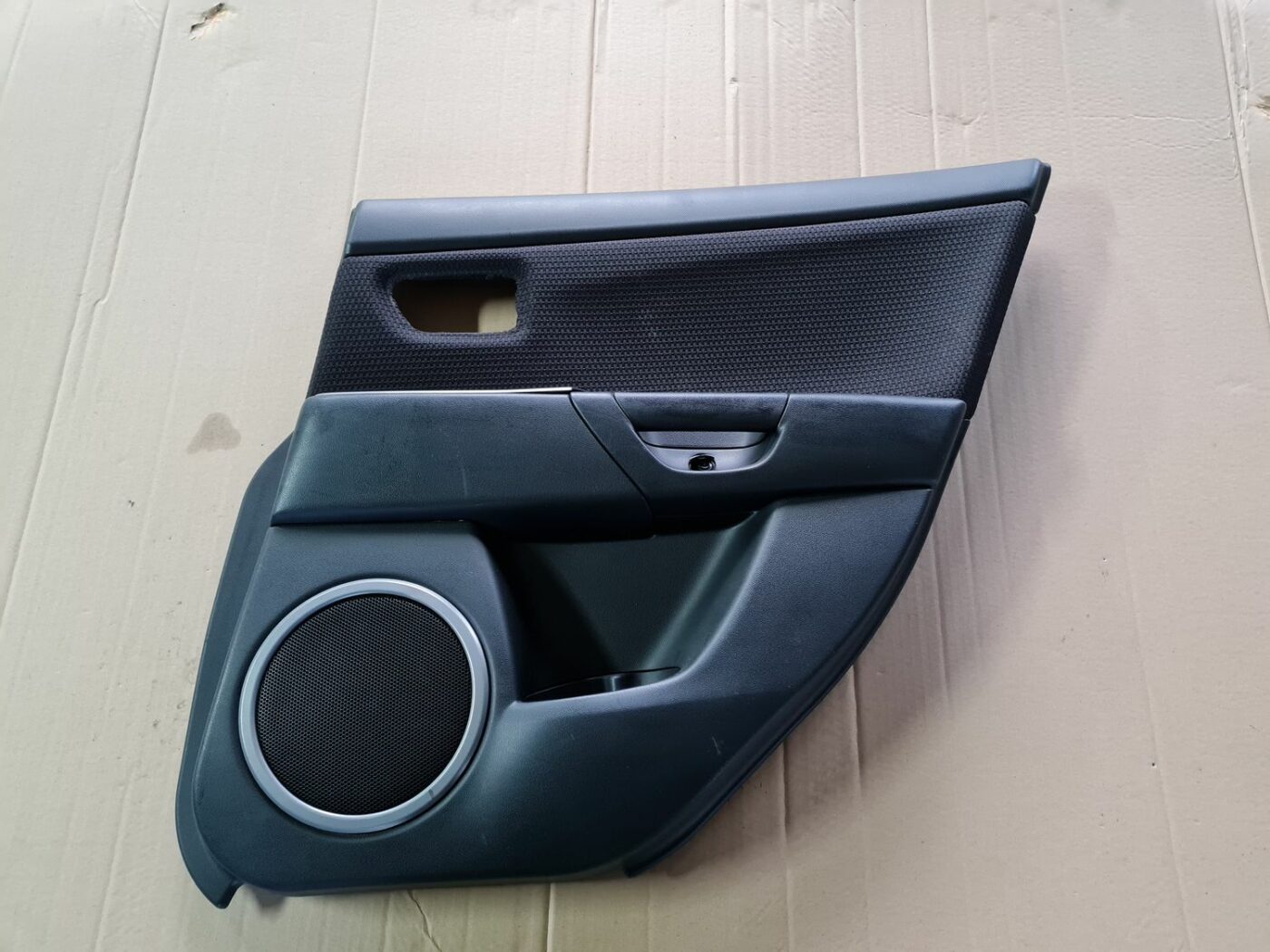 Aizmugurējo labo durvju apdare priekš MAZDA 3 2007 1 Aizmugurējo labo durvju apdare priekš MAZDA 3 2007