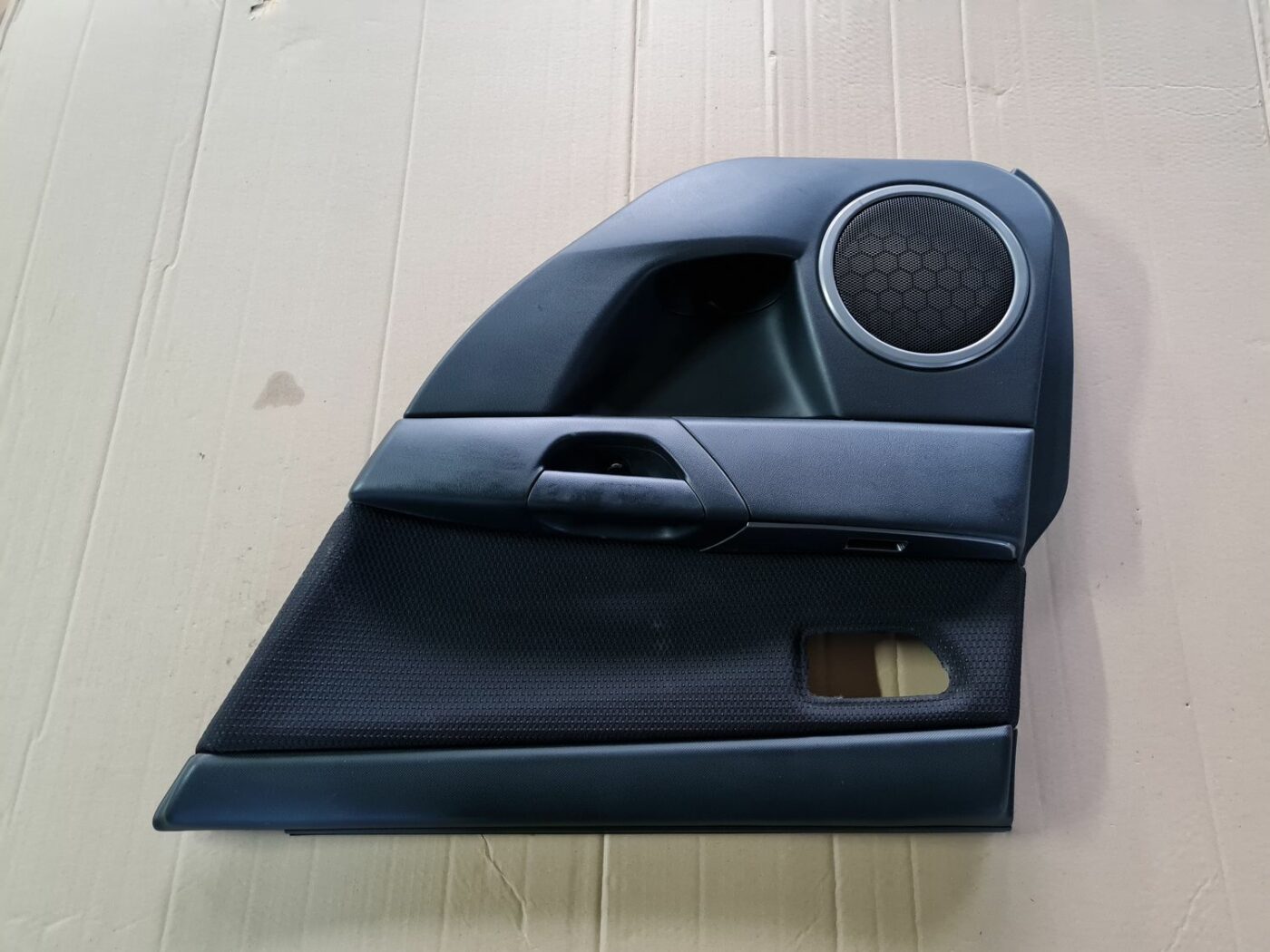 Aizmugurējo labo durvju apdare priekš MAZDA 3 2007 2 Aizmugurējo labo durvju apdare priekš MAZDA 3 2007