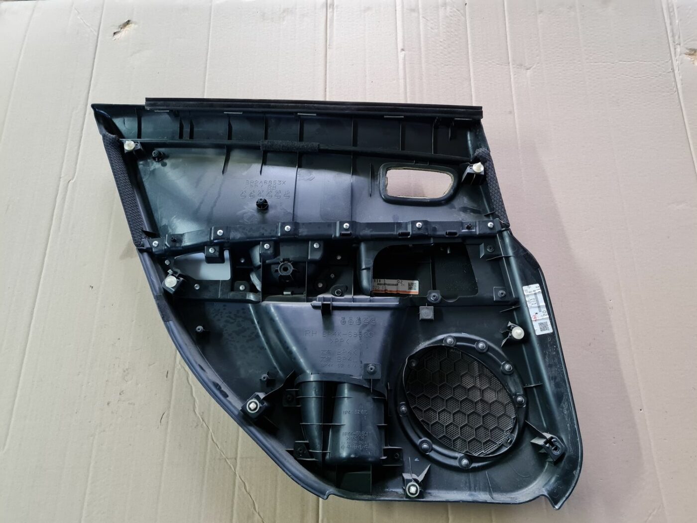 Aizmugurējo labo durvju apdare priekš MAZDA 3 2007 5 Aizmugurējo labo durvju apdare priekš MAZDA 3 2007