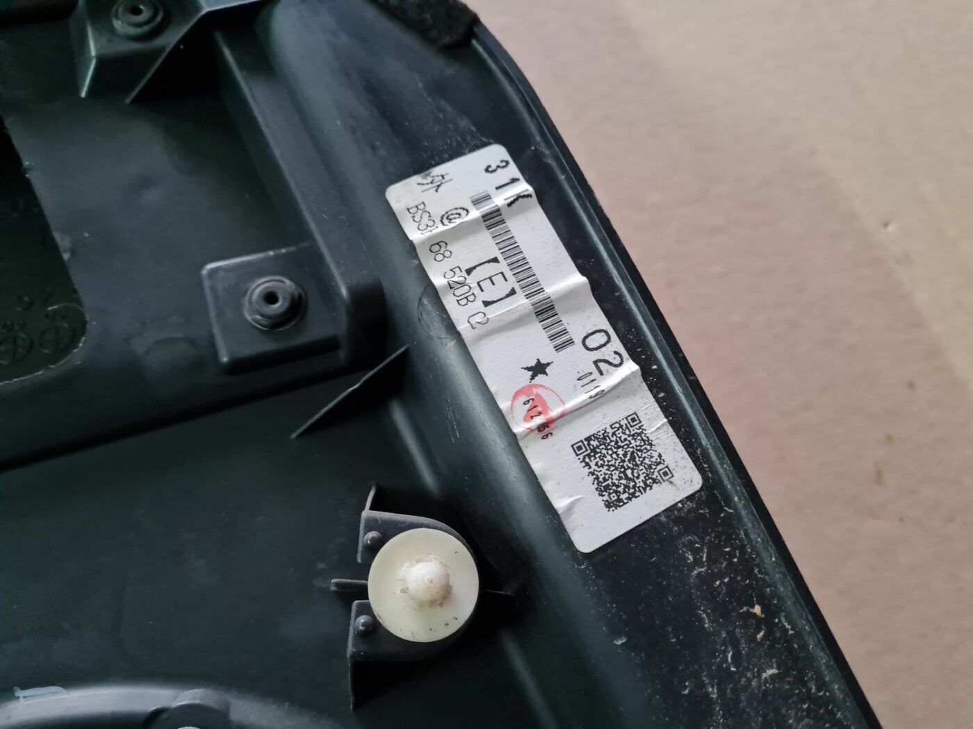 Aizmugurējo labo durvju apdare priekš MAZDA 3 2007 4 Aizmugurējo labo durvju apdare priekš MAZDA 3 2007