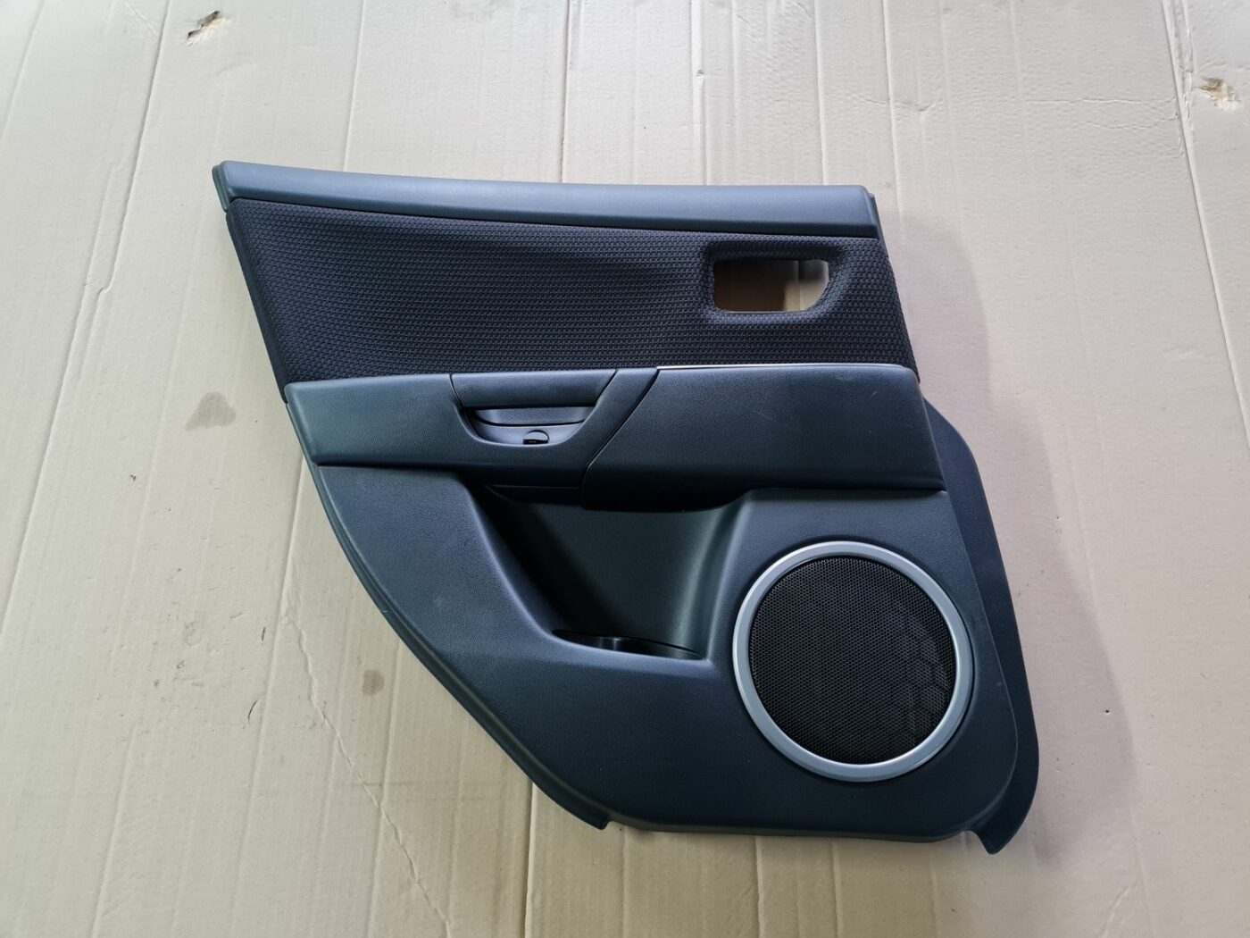 Aizmugurējo kreiso durvju apdare priekš MAZDA 3 2007 1 Aizmugurējo kreiso durvju apdare priekš MAZDA 3 2007