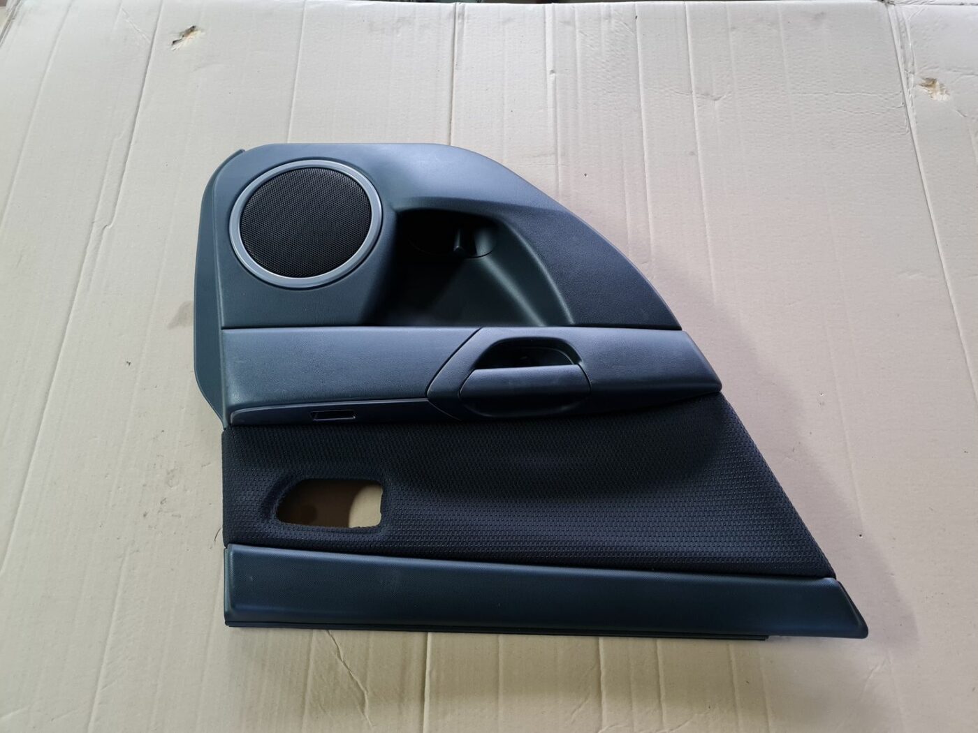 Aizmugurējo kreiso durvju apdare priekš MAZDA 3 2007 2 Aizmugurējo kreiso durvju apdare priekš MAZDA 3 2007