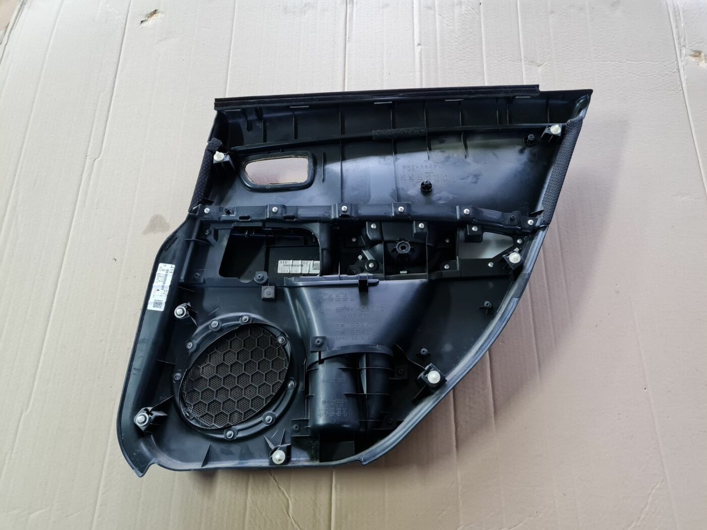 Aizmugurējo kreiso durvju apdare priekš MAZDA 3 2007 5 Aizmugurējo kreiso durvju apdare priekš MAZDA 3 2007