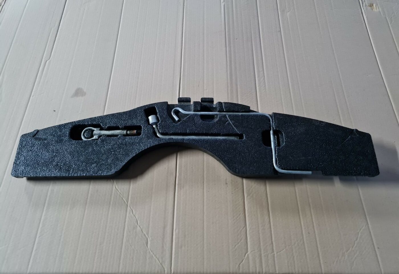 Instrumentu kaste priekš MAZDA 3 2007 1 Instrumentu kaste priekš MAZDA 3 2007