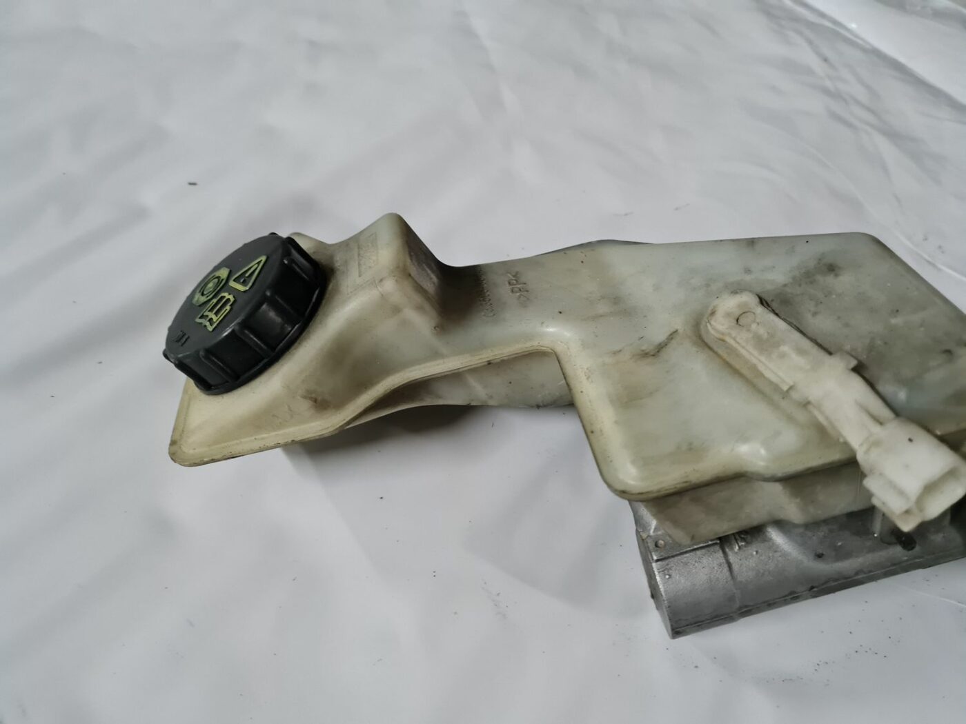 Bremžu pastiprinātāja galvenais cilindrs priekš MAZDA 3 2007 4 Bremžu pastiprinātāja galvenais cilindrs priekš MAZDA 3 2007