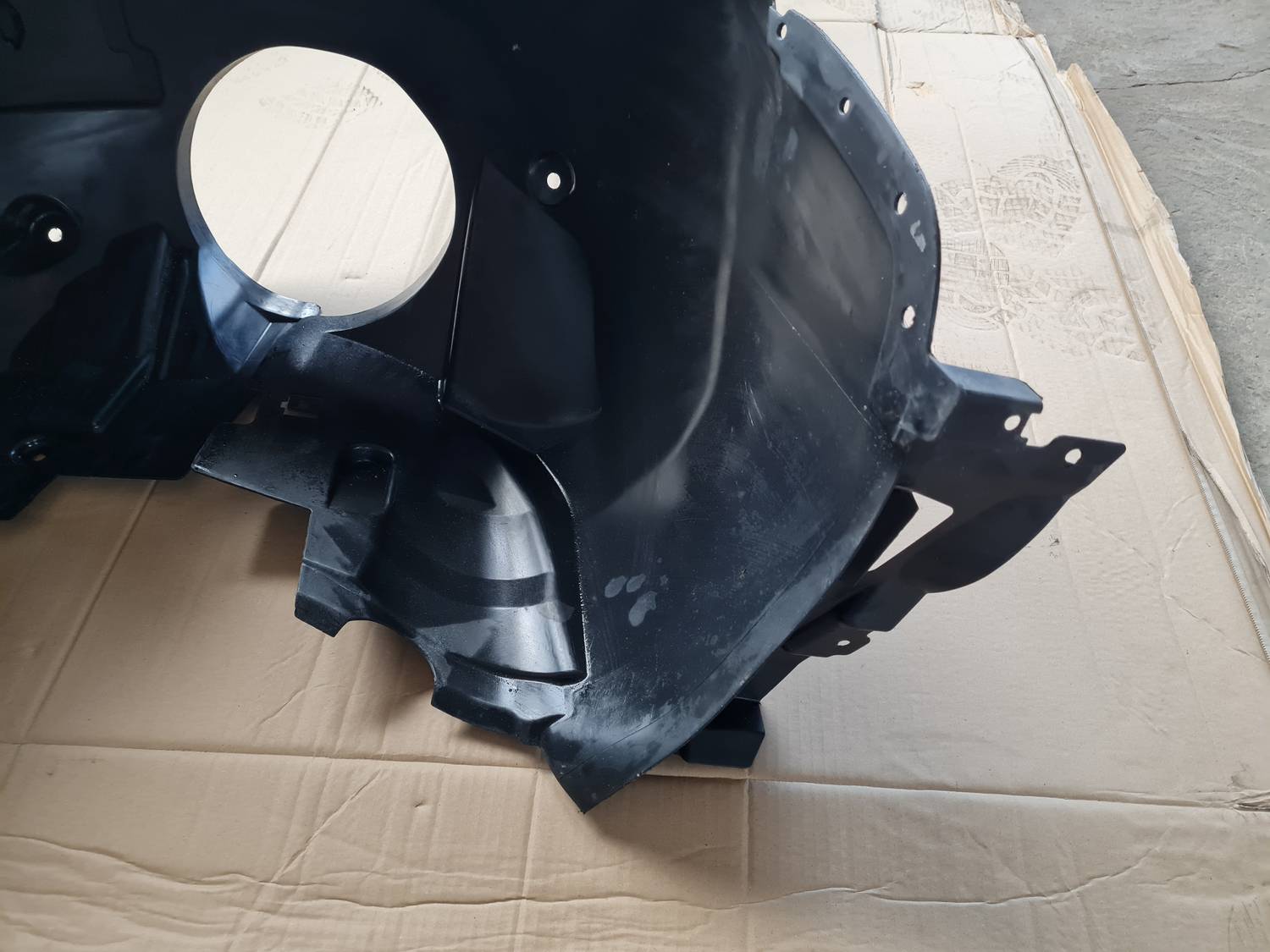 Priekšējais kreisais paspārns priekš MERCEDES AMG W447 4 Priekšējais kreisais paspārns priekš MERCEDES AMG W447