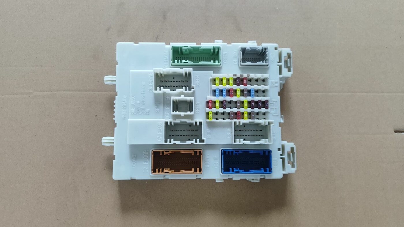 Drošinātāju bloks priekš FORD FOCUS 2016 UNIVERSAL 1 Drošinātāju bloks priekš FORD FOCUS 2016 UNIVERSAL