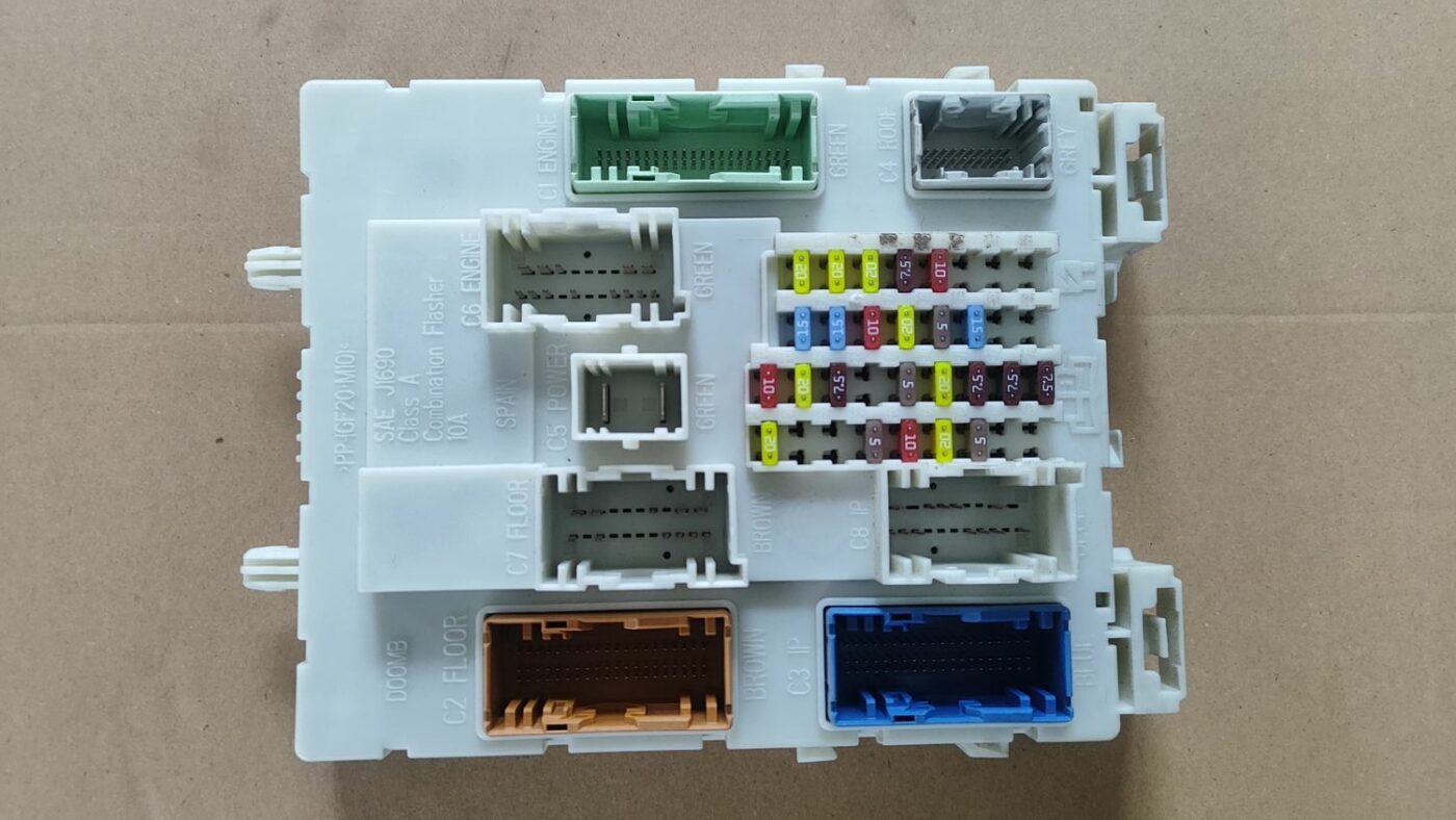 Drošinātāju bloks priekš FORD FOCUS 2016 UNIVERSAL 2 Drošinātāju bloks priekš FORD FOCUS 2016 UNIVERSAL