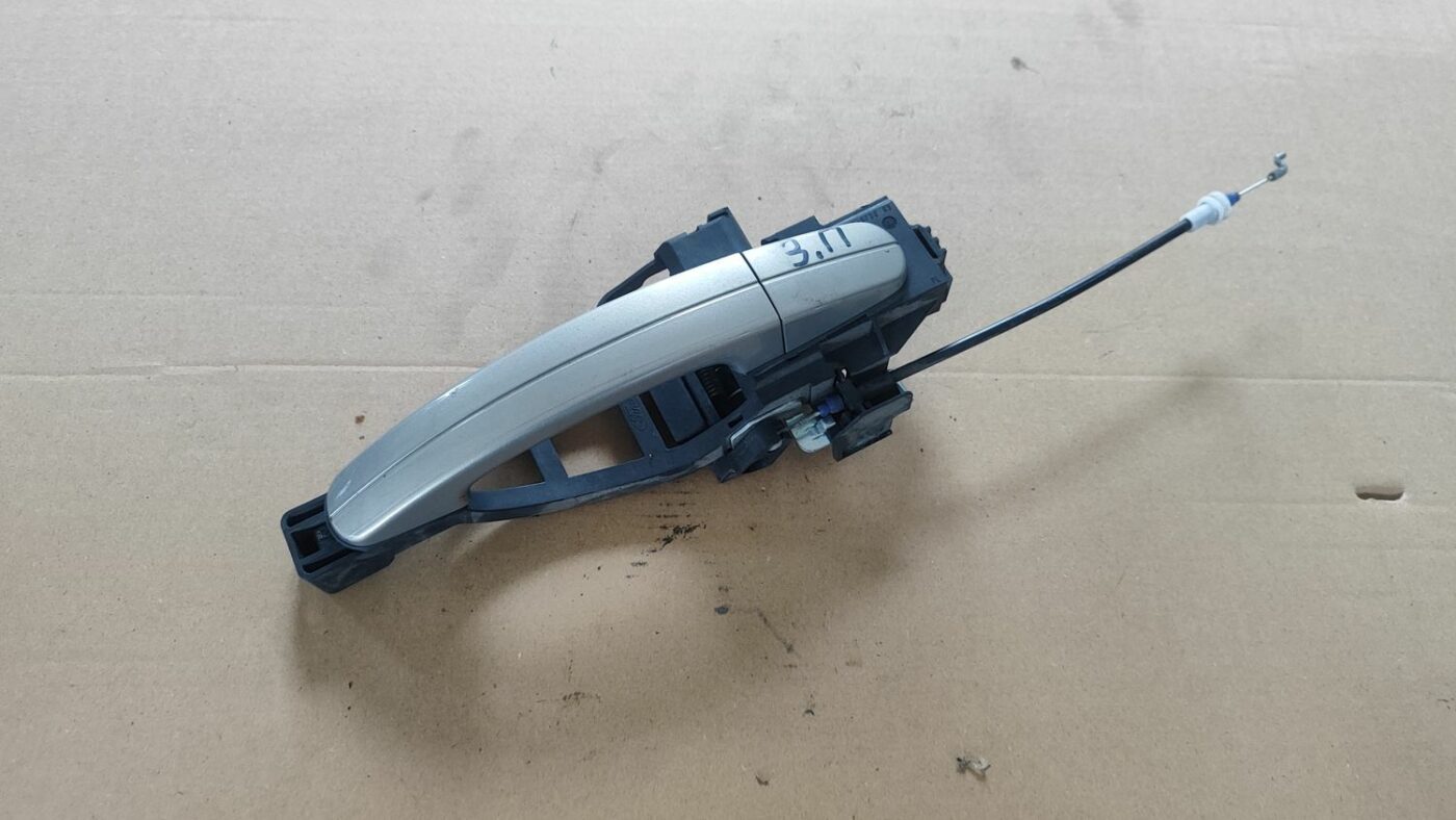 Aizmugurējāis labais durvju rokturis priekš FORD FOCUS 2016 UNIVERSAL 1 Aizmugurējāis labais durvju rokturis priekš FORD FOCUS 2016 UNIVERSAL