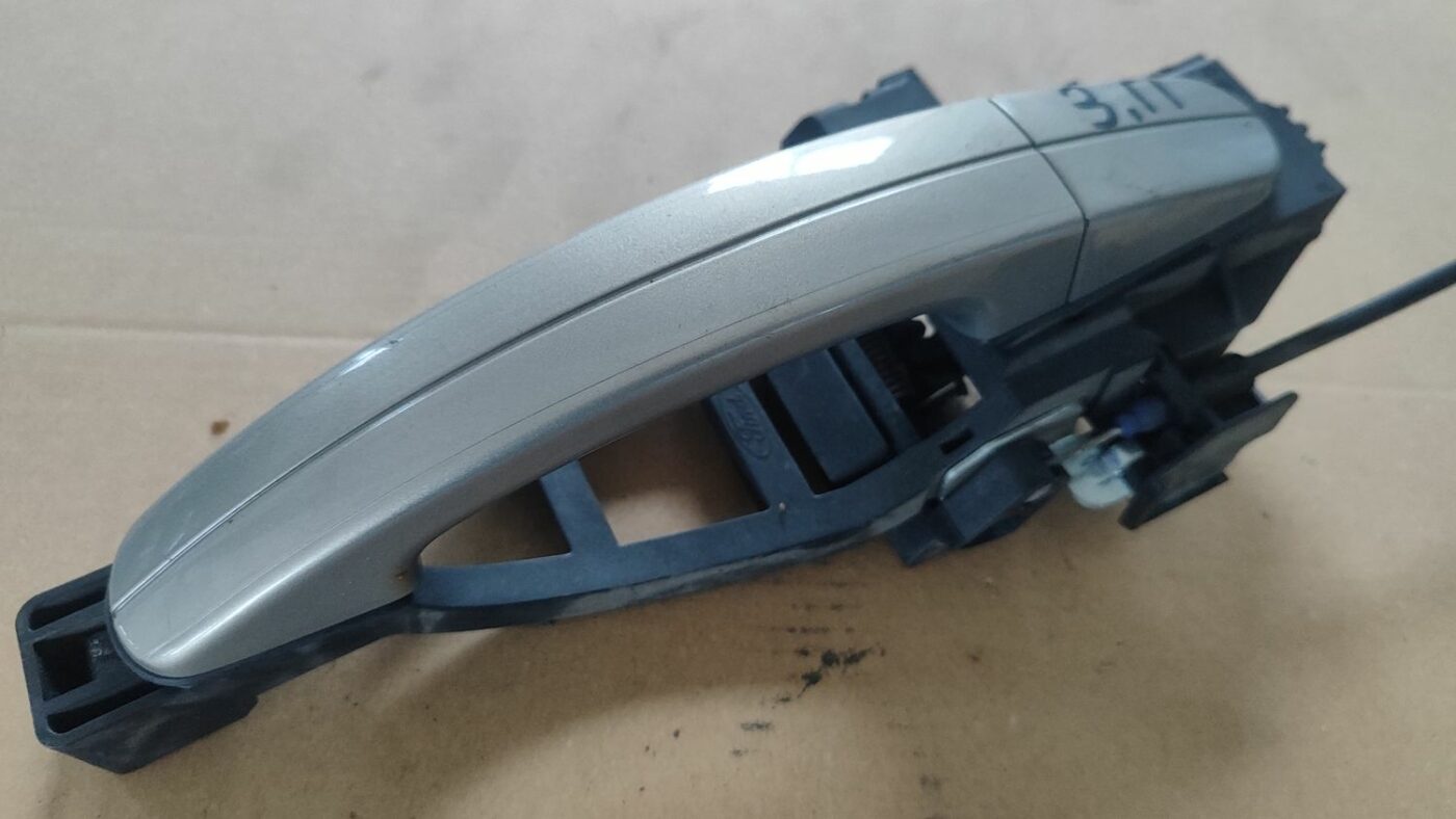 Aizmugurējāis labais durvju rokturis priekš FORD FOCUS 2016 UNIVERSAL 2 Aizmugurējāis labais durvju rokturis priekš FORD FOCUS 2016 UNIVERSAL