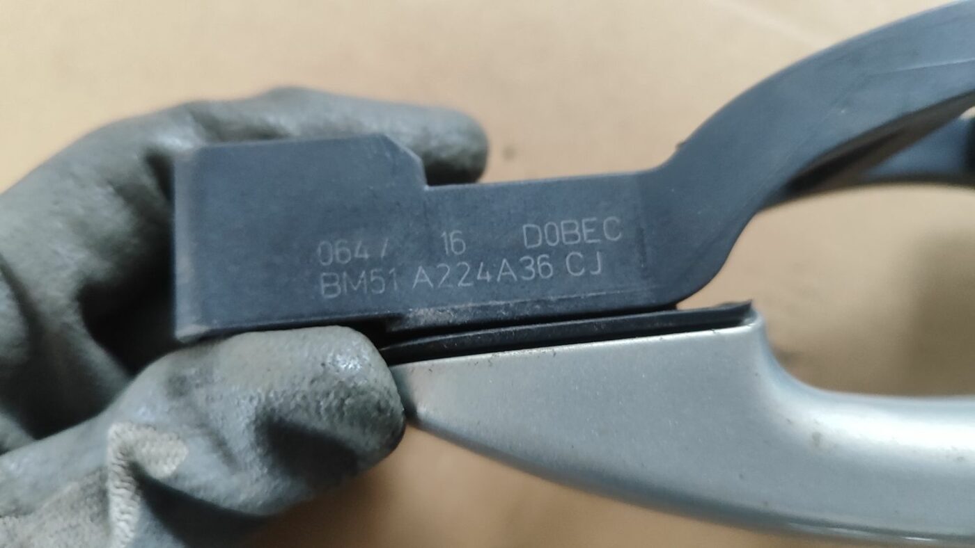 Aizmugurējāis labais durvju rokturis priekš FORD FOCUS 2016 UNIVERSAL 4 Aizmugurējāis labais durvju rokturis priekš FORD FOCUS 2016 UNIVERSAL