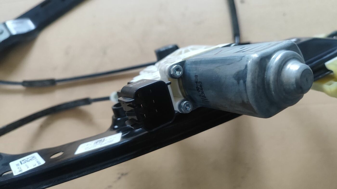 Stikla pacelšanas mehānisms priekšējais kreisais priekš FORD FOCUS 2016 UNIVERSAL 3 Stikla pacelšanas mehānisms priekšējais kreisais priekš FORD FOCUS 2016 UNIVERSAL