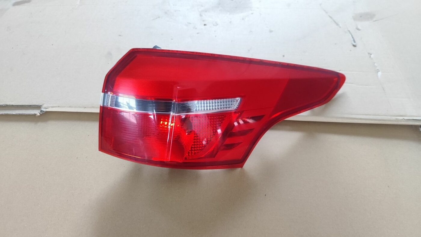 Aizmugurējais labais lukturis priekš FORD FOCUS 2016 UNIVERSAL 1 Aizmugurējais labais lukturis priekš FORD FOCUS 2016 UNIVERSAL