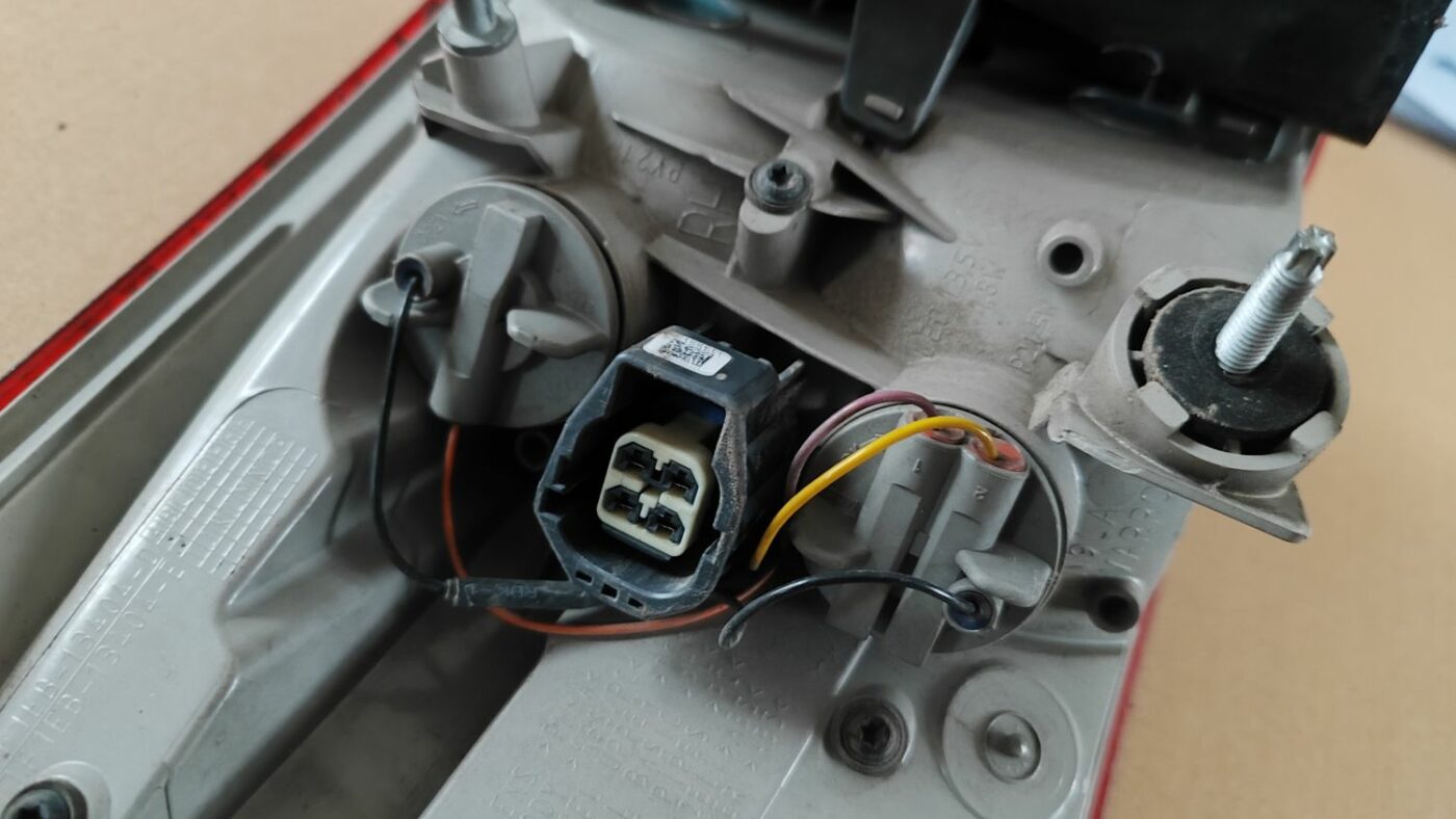 Aizmugurējais labais lukturis priekš FORD FOCUS 2016 UNIVERSAL 6 Aizmugurējais labais lukturis priekš FORD FOCUS 2016 UNIVERSAL