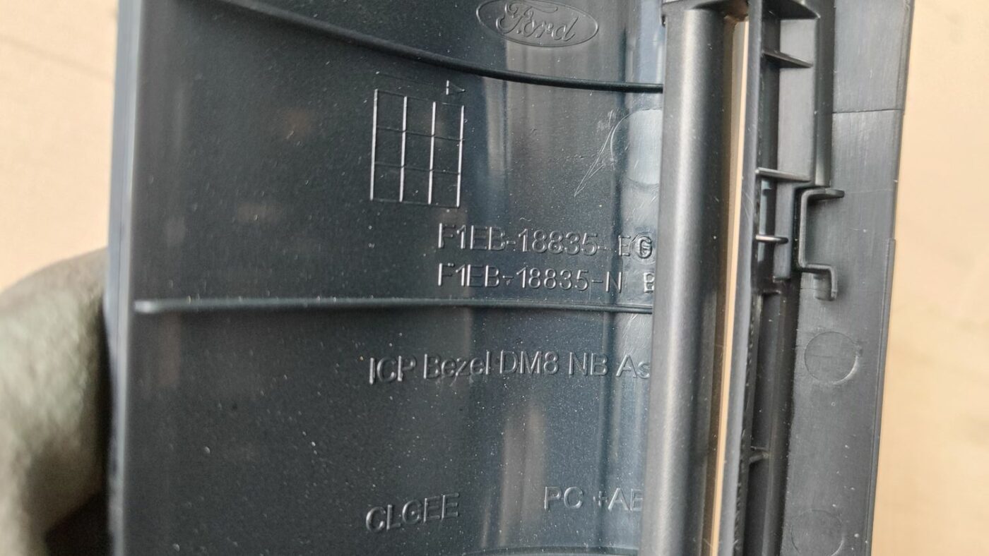 Mērinstrumentu paneļa gaisa vads, centrā priekš FORD FOCUS 2016 UNIVERSAL 5 Mērinstrumentu paneļa gaisa vads, centrā priekš FORD FOCUS 2016 UNIVERSAL