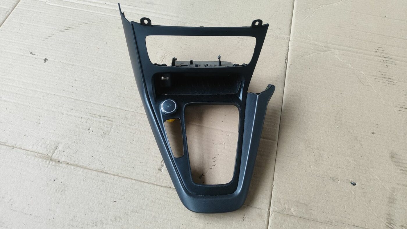 Dekoratīvs rāmis pārnesumu selektoram priekš FORD FOCUS 2016 UNIVERSAL 2 Dekoratīvs rāmis pārnesumu selektoram priekš FORD FOCUS 2016 UNIVERSAL