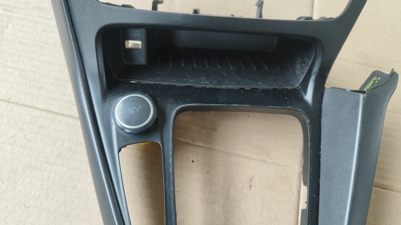 Dekoratīvs rāmis pārnesumu selektoram priekš FORD FOCUS 2016 UNIVERSAL 9 Dekoratīvs rāmis pārnesumu selektoram priekš FORD FOCUS 2016 UNIVERSAL