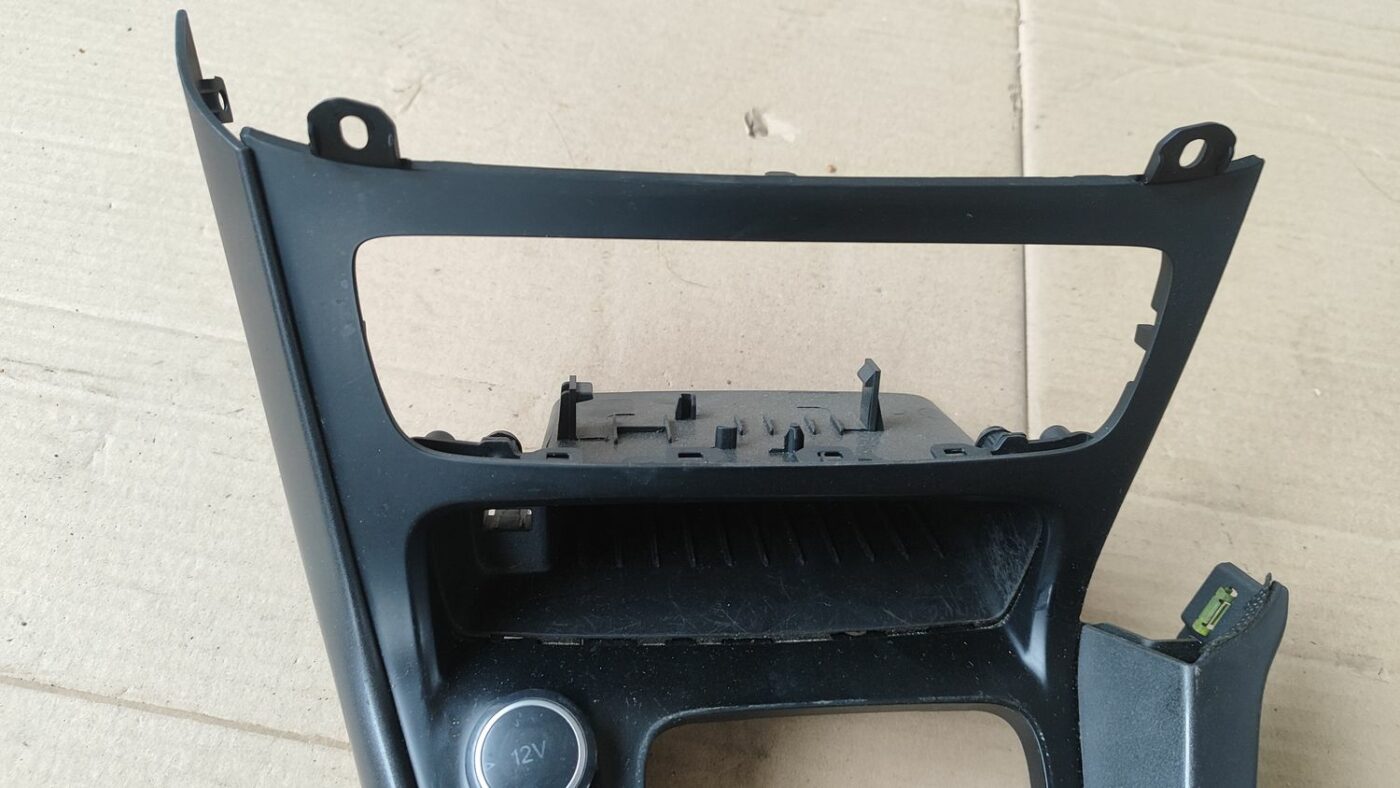 Dekoratīvs rāmis pārnesumu selektoram priekš FORD FOCUS 2016 UNIVERSAL 7 Dekoratīvs rāmis pārnesumu selektoram priekš FORD FOCUS 2016 UNIVERSAL