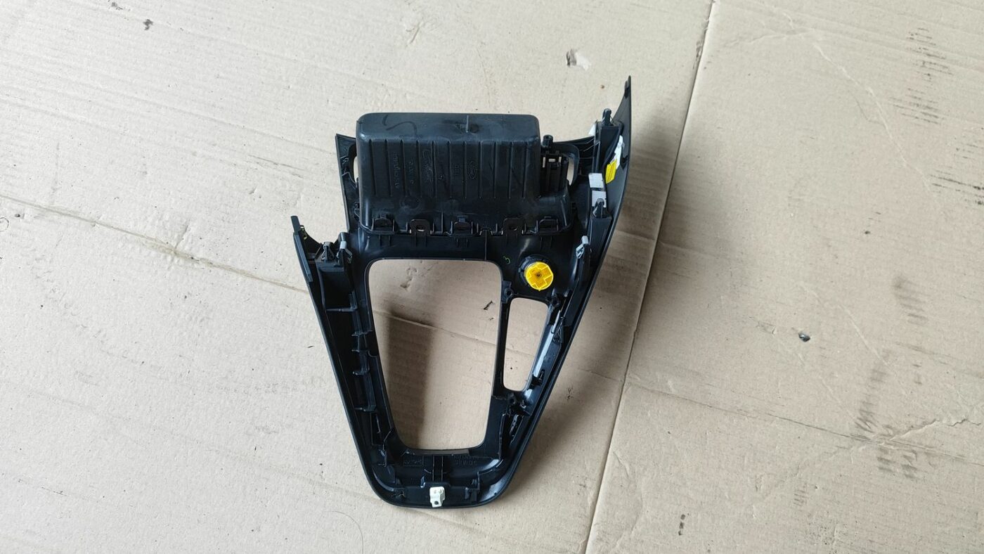 Dekoratīvs rāmis pārnesumu selektoram priekš FORD FOCUS 2016 UNIVERSAL 6 Dekoratīvs rāmis pārnesumu selektoram priekš FORD FOCUS 2016 UNIVERSAL