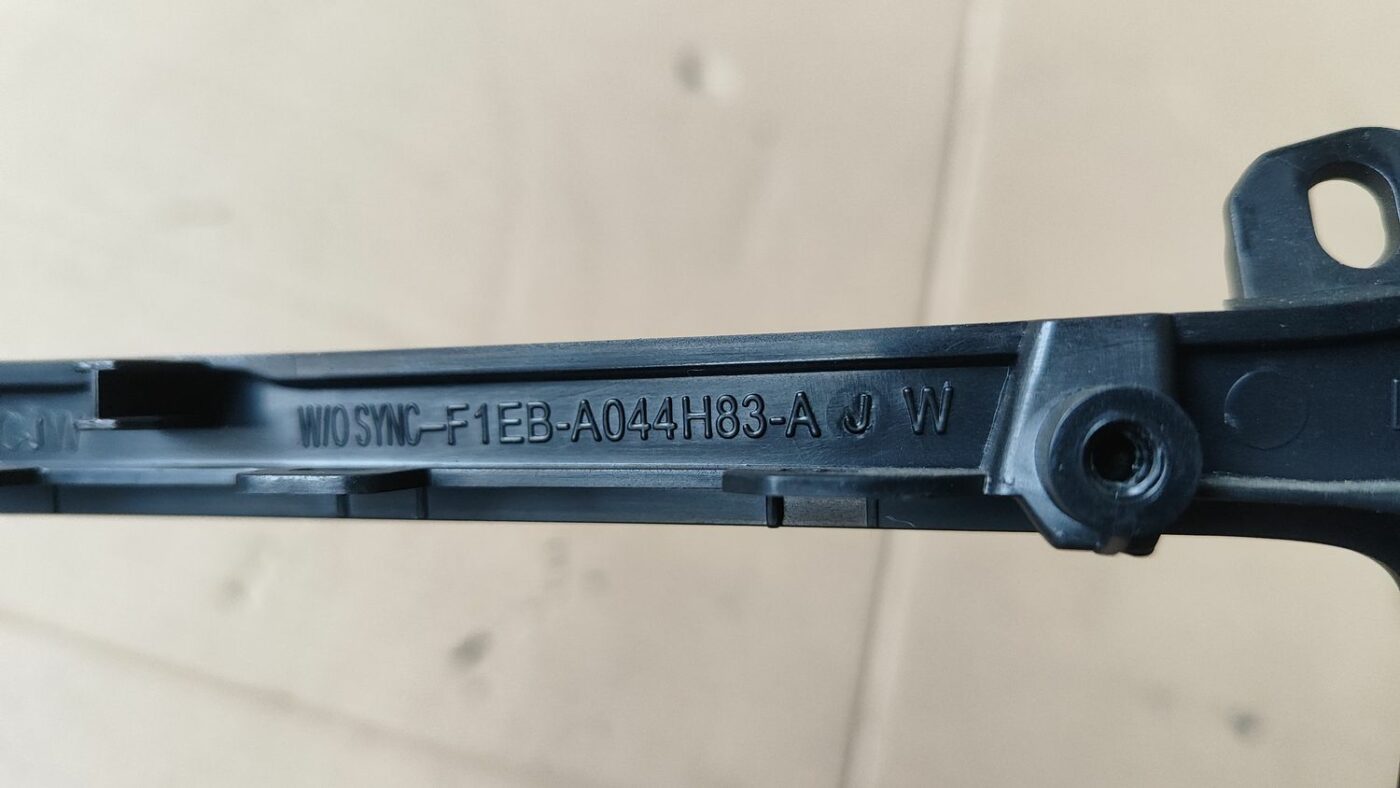 Dekoratīvs rāmis pārnesumu selektoram priekš FORD FOCUS 2016 UNIVERSAL 4 Dekoratīvs rāmis pārnesumu selektoram priekš FORD FOCUS 2016 UNIVERSAL